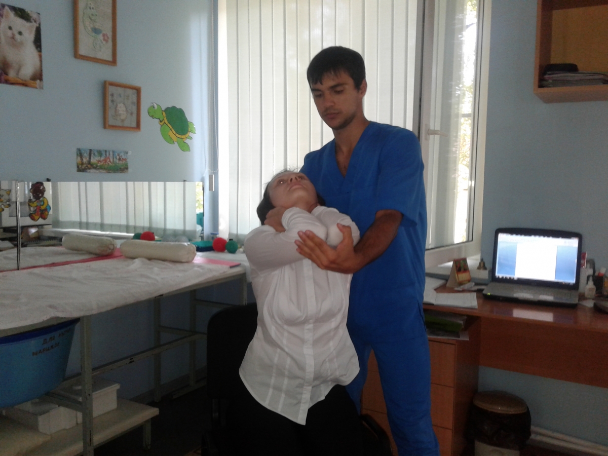 Массажист с пациентом