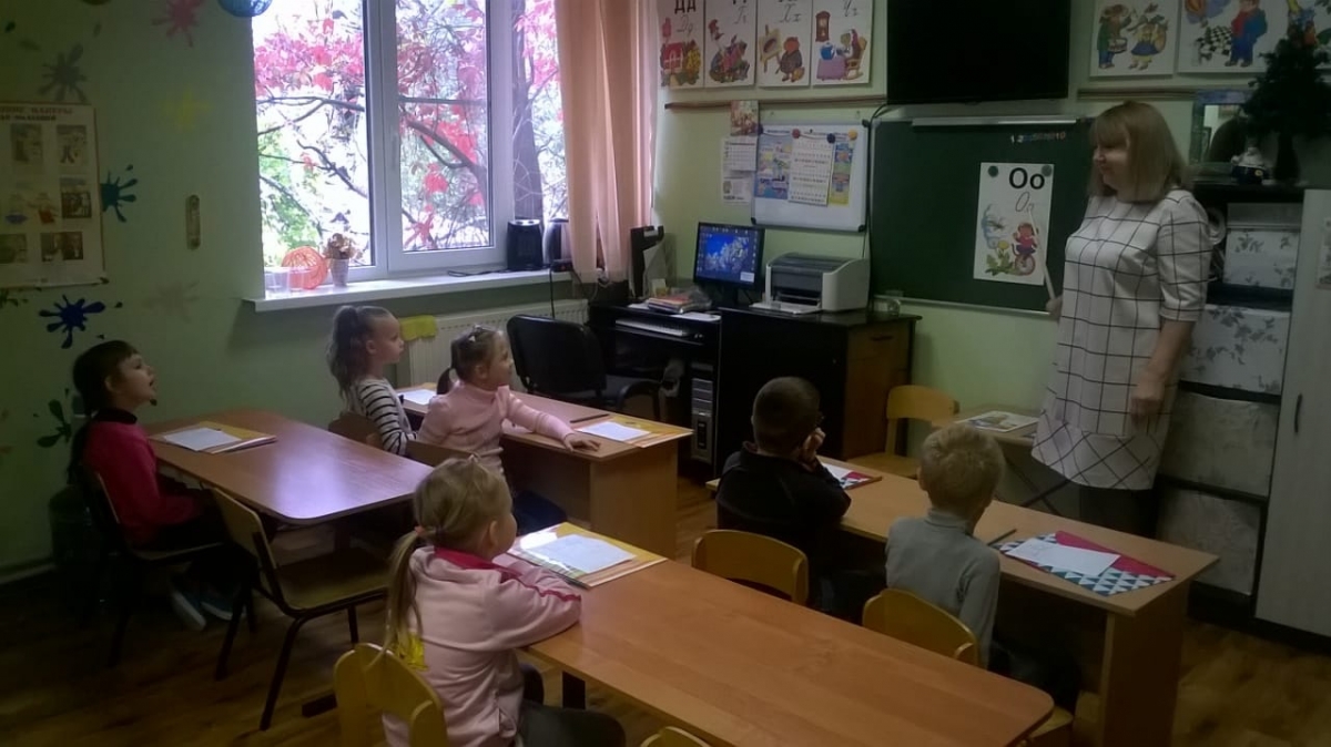 Дети за партами на кружке