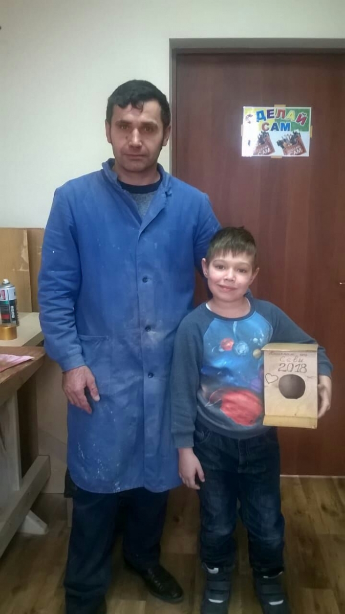 Мастер и мальчик со скворечником