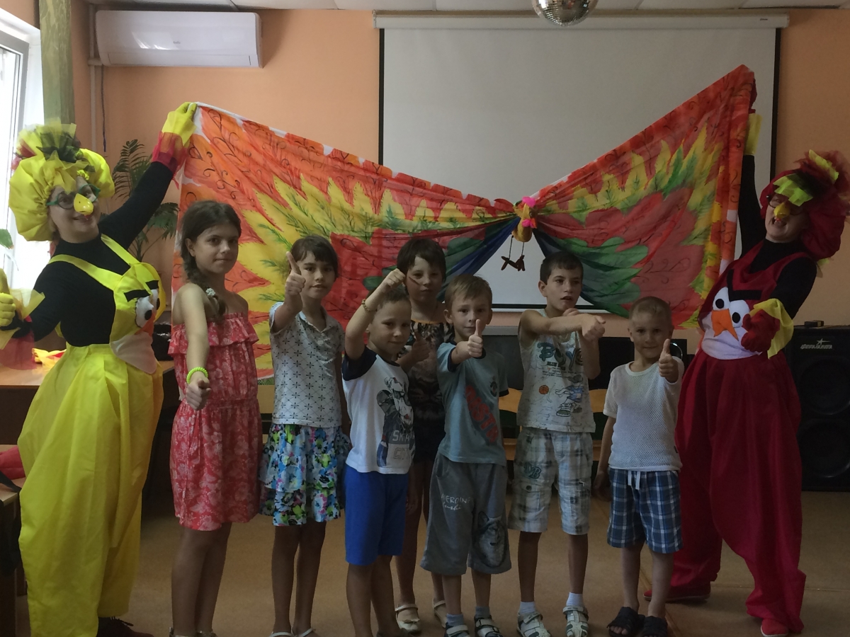 Представление с клоунами в костюмах птиц