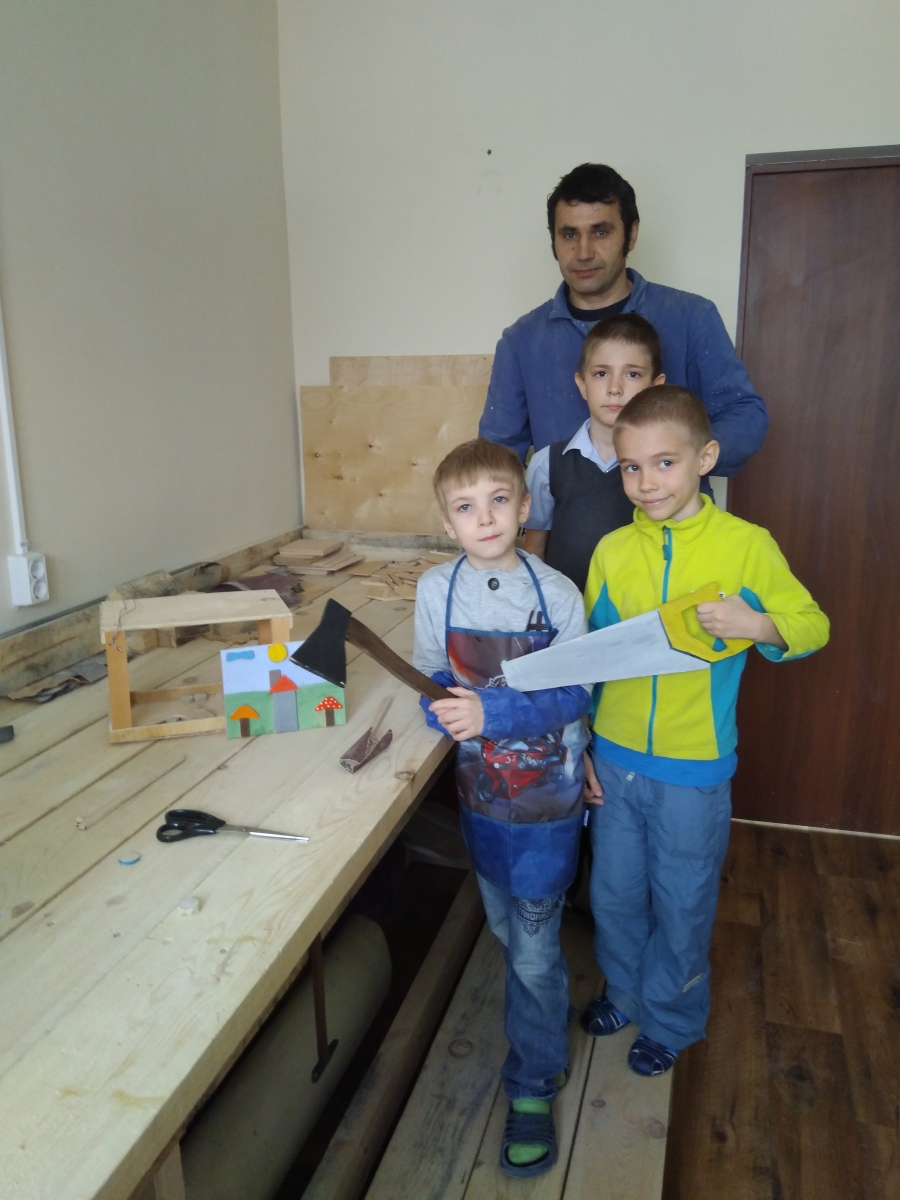 Участники кружка "Сделай сам"