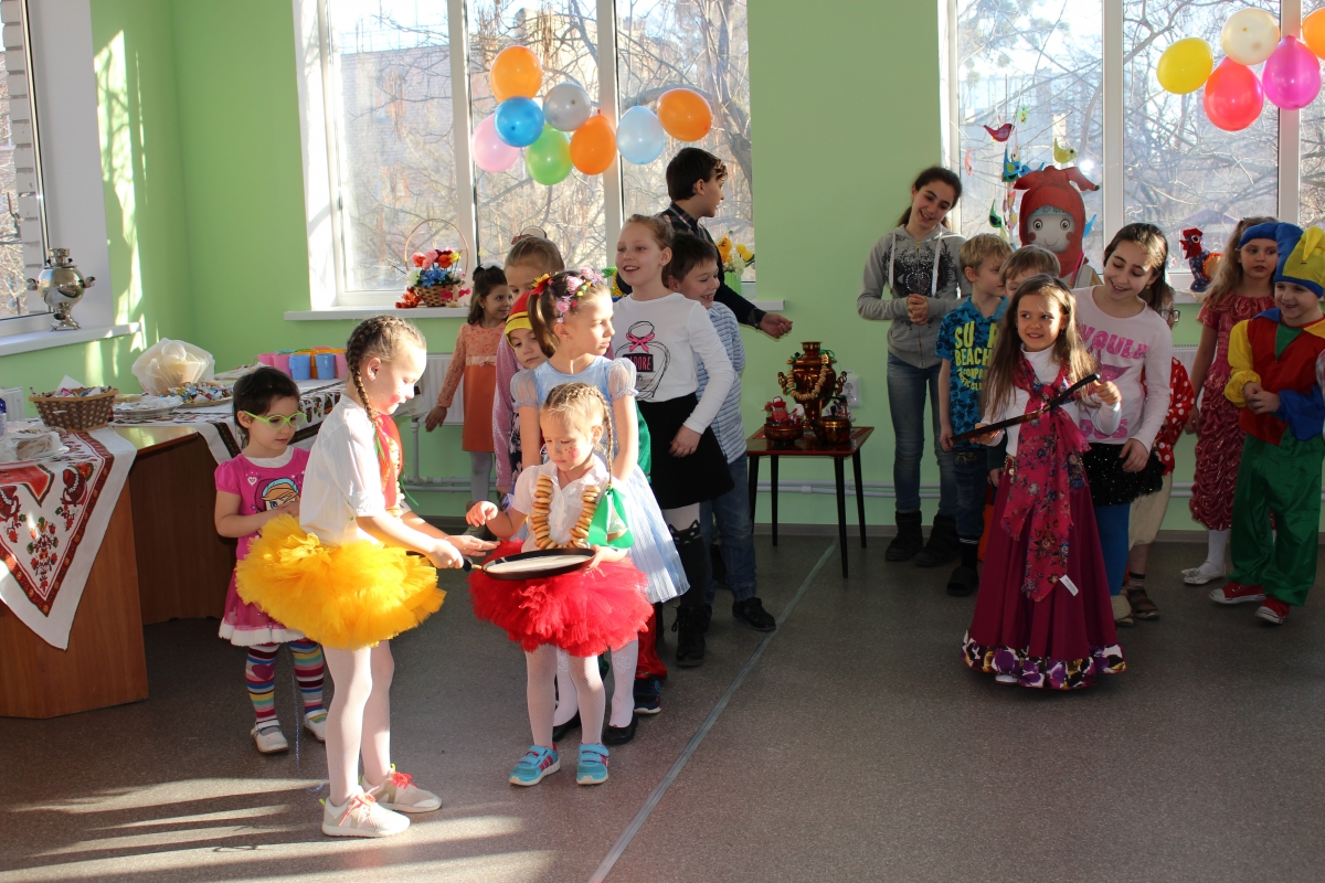 Дети в народных костюмах