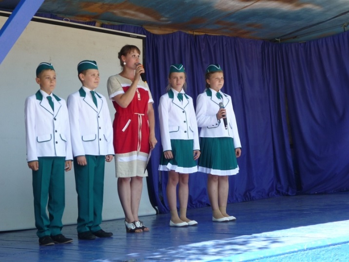 Ребята выступают на сцене
