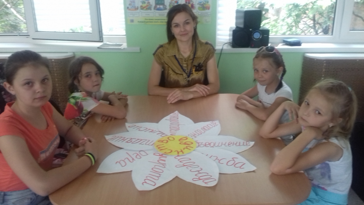 Дети за столом во время проведения мероприятия